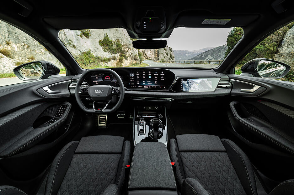 : Innen setzt Audi auf ein vollständig digitales Cockpit (11,9 Zoll), das fließend in ein 14,5 Zoll großes Curved Display, also einen gewölbten Bildschirm übergeht und stark dem Fahrer zugeneigt ist.