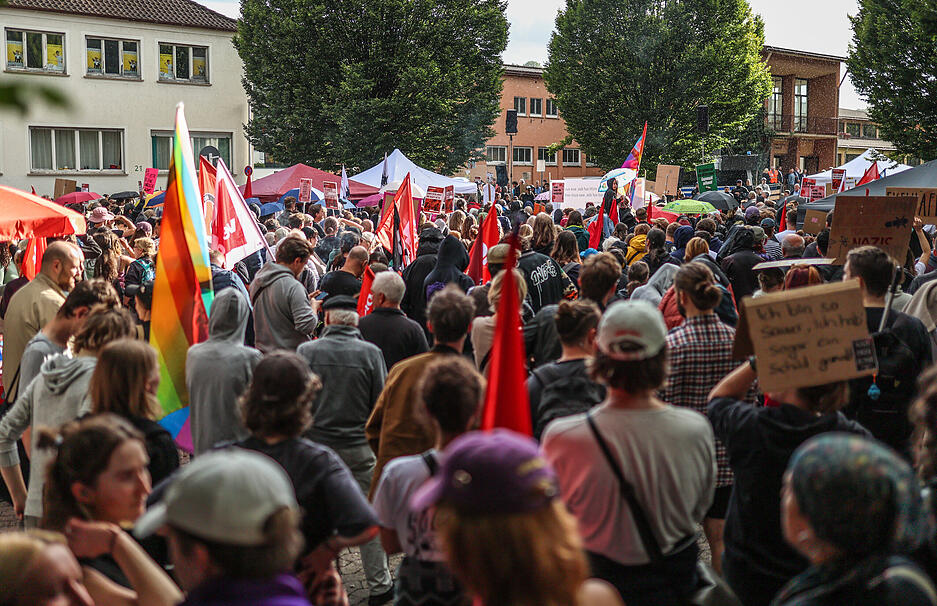 Hunderte demonstrieren vor der Diskussionsrunde  gegen die Veranstaltung.