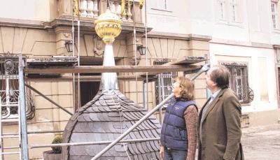 Betrachten die vergoldete Kugel: Maximilian und Nicola Dietzsch-Doertenbach sind froh &uuml;ber die Sanierung des T&uuml;rmchens. Foto: Margit St&ouml;hr-Michalsky