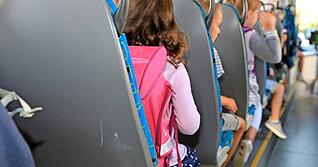 Ein Bus bringt Schüler zum Unterricht: Gegen die Streichung einer Direktverbindung Massenbachhausen-Eppingen gibt es Protest.