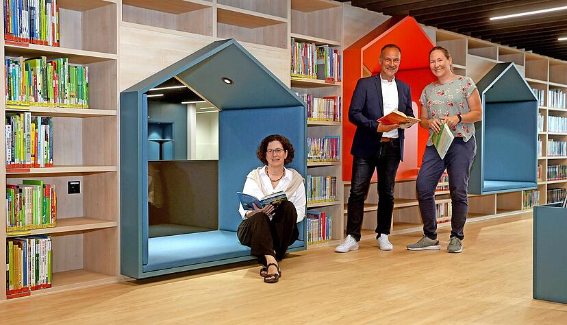 Leiterin Doris Wolpert (sitzend), hier mit den Planern Jan Ungermann und Raphaela Hinzel, in den modernisierten R&auml;umen der Stadtbibliothek Heilbronn im K3. Nun wurde das gestalterische und inhaltliche Gesamtkonzept preisgekr&ouml;nt.
Fotos: Ralf Seidel