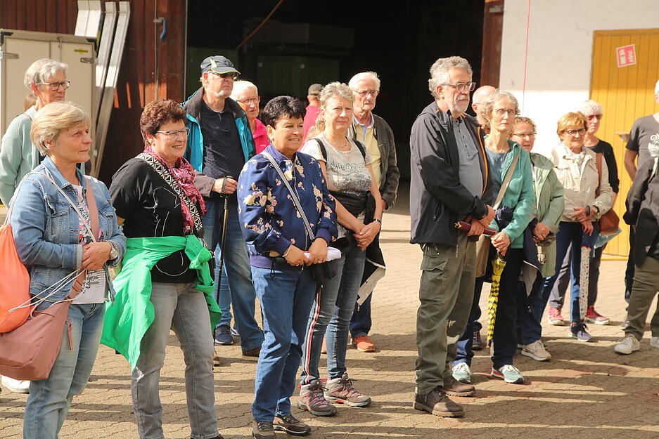Besucher der Heilbronner Stimme zu Besuch im Obsthof Wino Bio.