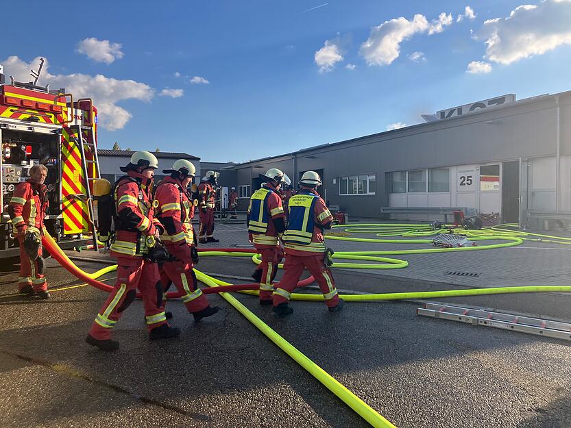Das Feuer griff dann auf das Gebäude über.