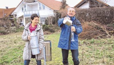 Die Beobachtungsstation steht auf dem benachbarten Grundstück: Roswitha und Günther Mann beim "Wettermachen".Foto: Birgit Riecker Die Beobachtungsstation steht auf dem benachbarten Grundstück: Roswitha und Günther Mann beim "Wettermachen".Foto: Birgit Riecker