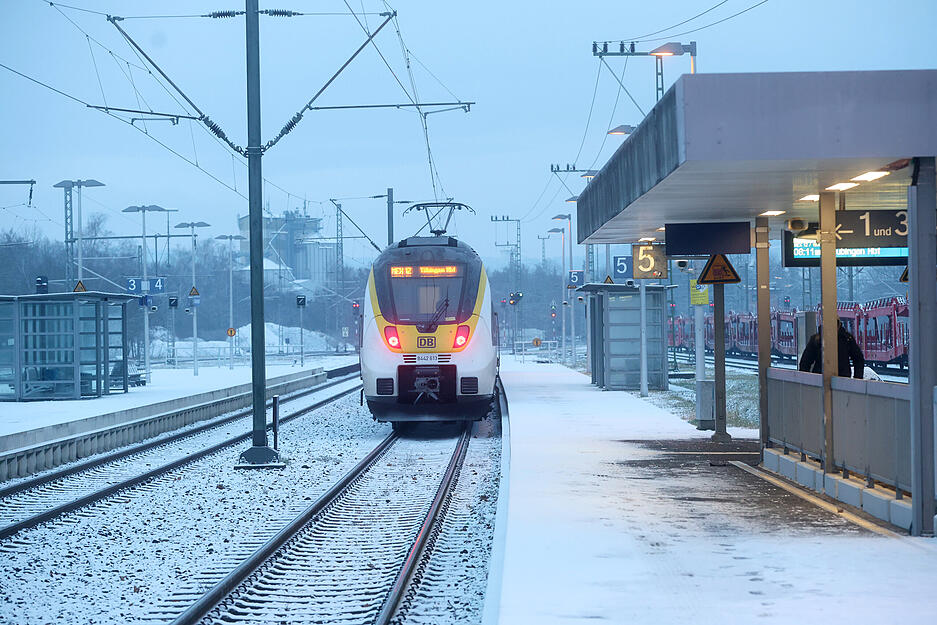 Am Hauptbahnhof in Bad Friedrichshall fahren die Z&uuml;ge...