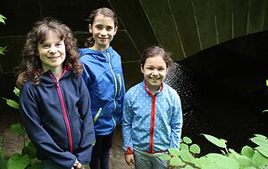 Drei M&auml;dchen: Die Schwestern Abigale und Eleanor Dinkel (von links) und ihre Freundin Laura Gl&uuml;ck haben in Zimmerhof Krebse gefangen.
Fotos: Adrian Hoffmann/privat