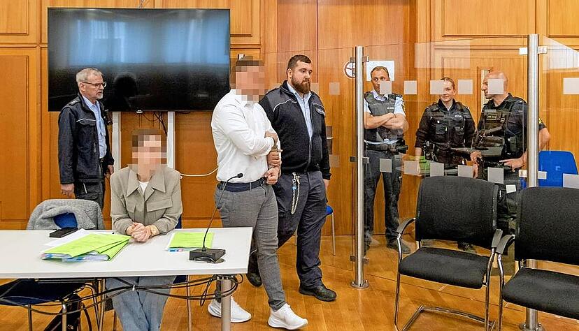 Am zweiten Prozesstag gegen die mutmaßliche Drogendealer-Bande beschrieben die Angeklagten ihre bisherigen Lebenswege.
Foto: Lina BIhr Am zweiten Prozesstag gegen die mutmaßliche Drogendealer-Bande beschrieben die Angeklagten ihre bisherigen Lebenswege.
Foto: Lina BIhr