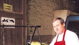 Meister des Kesselgulaschs: Drei Stunden muss Jen&ouml; Mecz r&uuml;hren.