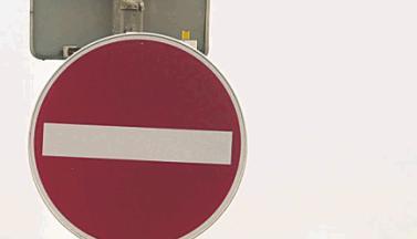 Das rote, runde Schild weist Autofahrer auf die verkehrte Richtung hin.Foto: dpa