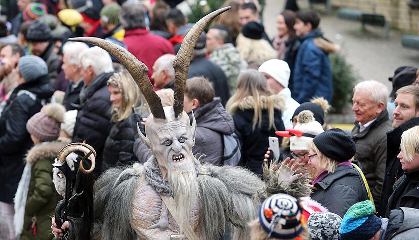 Die gruseligen Schadda Wesa aus Weinsberg erinnern an die Krampus-Figur aus Österreich oder Südtirol. Die gruseligen Schadda Wesa aus Weinsberg erinnern an die Krampus-Figur aus Österreich oder Südtirol.