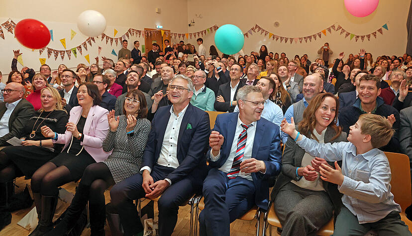 Kollegen und Weggef&auml;hrten aus Vereinen und der Politik verabschieden Marco Haaf (dritter von rechts), der nach Heilbronn zur AIM wechselt. An der Feier nahmen auch seine Kinder und Ehefrau Sandra Haaf (zweite von rechts) teil.