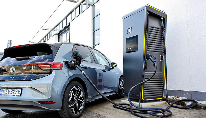 Zwischen 1500 und 6000 Euro Pr&auml;mie soll es f&uuml;r den Kauf von E-Autos oder Fahrzeugen mit Plug-in-Hybrid geben. Ob sich das F&ouml;rderprogramm positiv auswirkt, daran glaubt Autoexperte Ferdiand Dudenh&ouml;ffer nicht