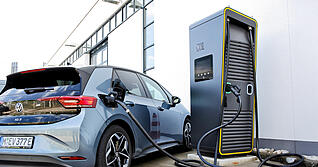 Zwischen 1500 und 6000 Euro Pr&auml;mie soll es f&uuml;r den Kauf von E-Autos oder Fahrzeugen mit Plug-in-Hybrid geben. Ob sich das F&ouml;rderprogramm positiv auswirkt, daran glaubt Autoexperte Ferdiand Dudenh&ouml;ffer nicht