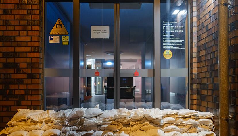 Sandsäcke vor dem Eingang der Sparkasse Rodenberg in Niedersachsen. Sandsäcke vor dem Eingang der Sparkasse Rodenberg in Niedersachsen.