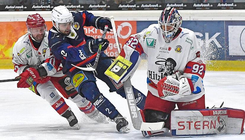 Benedikt Jiranek (Mitte) &ndash;hier noch im Trikot der Heilbronner Falken &ndash; testet nun mit den Bietigheim Steelers gegen seine Ex-Mannschaftskameraden.
Foto: Archiv/Berger