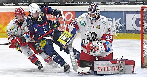 Benedikt Jiranek (Mitte) –hier noch im Trikot der Heilbronner Falken – testet nun mit den Bietigheim Steelers gegen seine Ex-Mannschaftskameraden.
Foto: Archiv/Berger