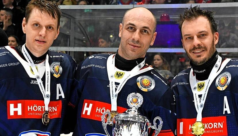 Nach Platz eins zum Abschluss der Oberliga-Hauptrunde in der vergangenen Saison strahlen Corey Mapes, Freddy Cabana und Robin Just (von links) um die Wette.