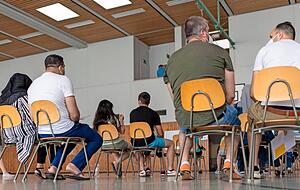 In der Turnhalle wurde ein Wartebereich eingerichtet. Nach dem Aufrufen ging es dann hoch auf die Empore in einen der beiden Impfräume. In der Turnhalle wurde ein Wartebereich eingerichtet. Nach dem Aufrufen ging es dann hoch auf die Empore in einen der beiden Impfräume.