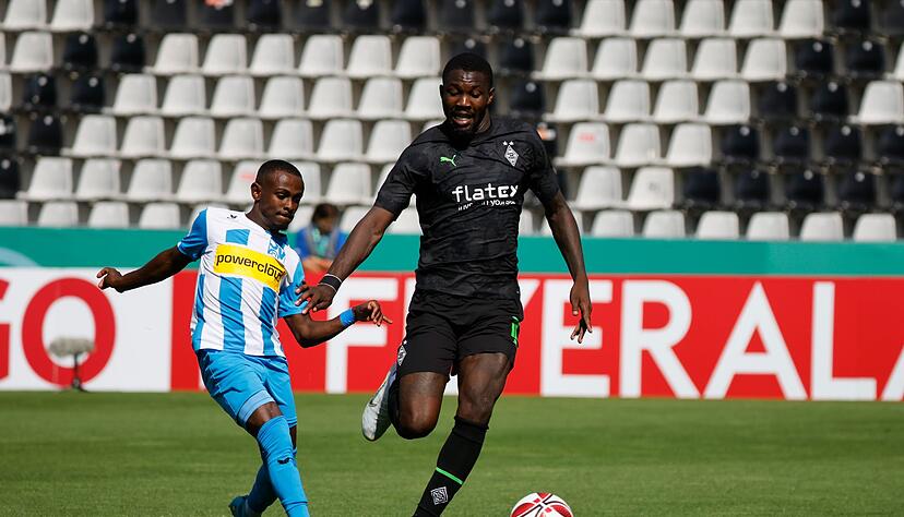 Oberacherns Rais Awell (l) im Laufduell mit Mönchengladbachs Marcus Thuram. Oberacherns Rais Awell (l) im Laufduell mit Mönchengladbachs Marcus Thuram.