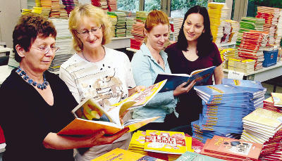 Die neuen B&uuml;cher sind da. Rektorin Angelika Biesdorf (2.v.l.) und ein Lehrerteam der Elly-Heuss-Knapp-Grund- und Hauptschule schauen, was der Buchh&auml;ndler aus Wei&szlig;enburg anliefern lie&szlig;. (Foto: Dittmar Dirks)