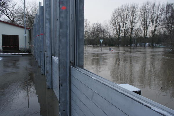 Bad Friedrichshall-Kochendorf am Donnerstagmorgen: Die Wasserschutzwand, die gestern Nachmittag von der Feuerwehr an der Mühle aufgebaut worden war, hat sich bewährt.