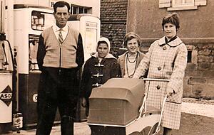 Dora Bender damals: Vater Otto Gebert, Freundin Gudrun Schwab, Dora Bender sowie Schwester Ruth Breuninger mit Baby Rainer im Kinderwagen.
Foto: privat Dora Bender damals: Vater Otto Gebert, Freundin Gudrun Schwab, Dora Bender sowie Schwester Ruth Breuninger mit Baby Rainer im Kinderwagen.
Foto: privat