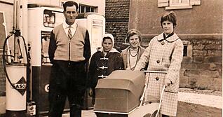 Dora Bender damals: Vater Otto Gebert, Freundin Gudrun Schwab, Dora Bender sowie Schwester Ruth Breuninger mit Baby Rainer im Kinderwagen.
Foto: privat Dora Bender damals: Vater Otto Gebert, Freundin Gudrun Schwab, Dora Bender sowie Schwester Ruth Breuninger mit Baby Rainer im Kinderwagen.
Foto: privat