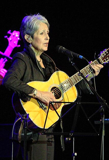 Folksong-Ikone Joan Baez tritt 2010 in der Harmonie auf.