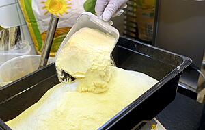 Die Pasta für die Heilbronner Mensen wird in Sontheim hergestellt: Grieß wird abgewogen. Foto: Ralf Seidel Die Pasta für die Heilbronner Mensen wird in Sontheim hergestellt: Grieß wird abgewogen. Foto: Ralf Seidel