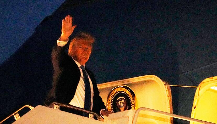 Am späten Montagabend (Ortszeit) stieg Trump an Bord der Air Force One - und teilte dann gegen Macron aus. Am späten Montagabend (Ortszeit) stieg Trump an Bord der Air Force One - und teilte dann gegen Macron aus.