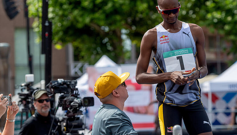 Mutaz Essa Barshim fühlt sich wohl auf dem Heilbronner Marktplatz. Mutaz Essa Barshim fühlt sich wohl auf dem Heilbronner Marktplatz.