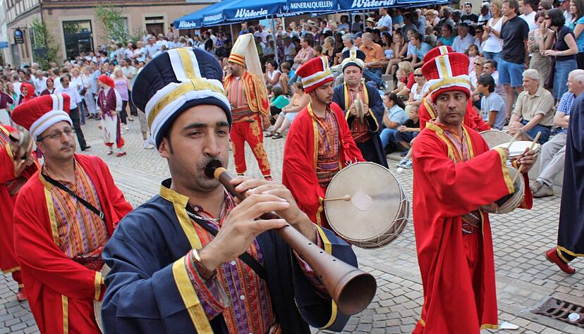 Am Festzug − dem sonntäglichen Höhepunkt der Heimattage − beteiligen sich praktisch alle ortsansässigen Vereine, Schulen und Kitas − wie etwa 2010 die osmanische Gruppe.
Foto: Archiv/Simon Gajer