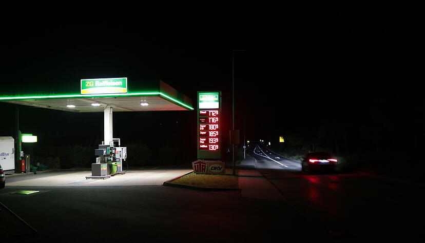 Nur wenige Autofahrer kommen tief in der lauen Sommernacht an der Krautheimer Tankstelle vorbei − und kaum einer hält an um zu tanken.