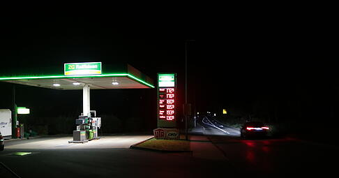 Nur wenige Autofahrer kommen tief in der lauen Sommernacht an der Krautheimer Tankstelle vorbei − und kaum einer hält an um zu tanken. Nur wenige Autofahrer kommen tief in der lauen Sommernacht an der Krautheimer Tankstelle vorbei − und kaum einer hält an um zu tanken.