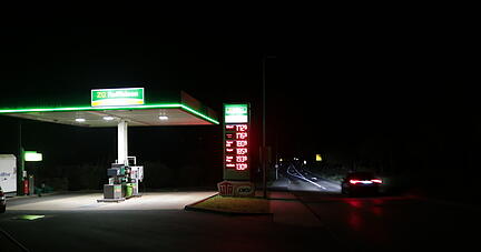Nur wenige Autofahrer kommen tief in der lauen Sommernacht an der Krautheimer Tankstelle vorbei − und kaum einer hält an um zu tanken
Foto: Götz Greiner