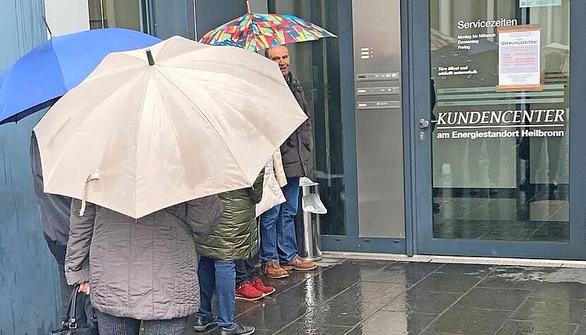 Zeag-Kunden stehen in der Warteschlange vor dem Servicecenter des modernen Geb&auml;udes in der Weipertstra&szlig;e in Heilbronn.