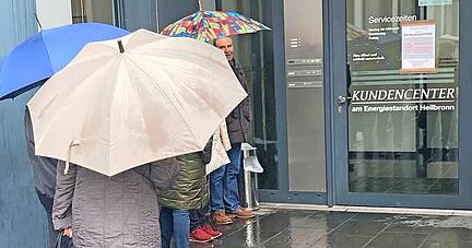 Zeag-Kunden stehen in der Warteschlange vor dem Servicecenter des modernen Geb&auml;udes in der Weipertstra&szlig;e in Heilbronn.
Foto: Archiv/Veigel, Hoffmann