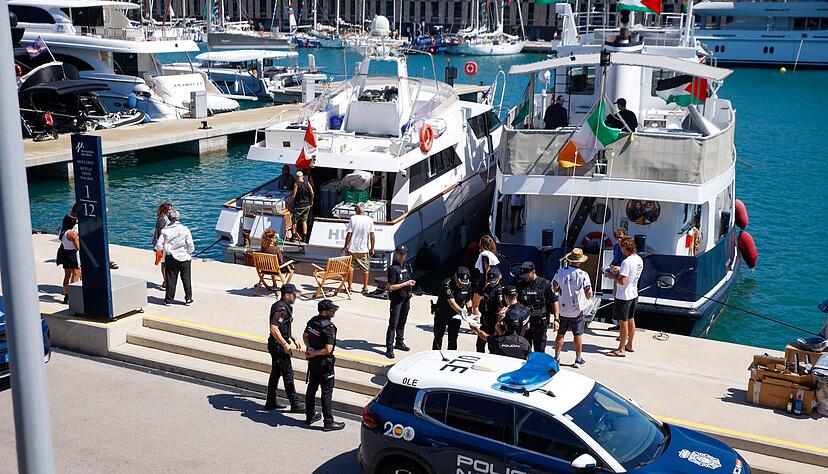 Die gut 20 Boote mit rund 300 propalästinensischen Aktivisten an Bord nahmen die Fahrt inzwischen wieder auf. Die gut 20 Boote mit rund 300 propalästinensischen Aktivisten an Bord nahmen die Fahrt inzwischen wieder auf.