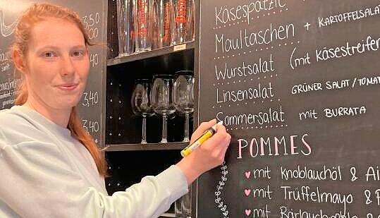 Natascha Pfeifle notiert im Bistro am Weiherpark die Speisen.