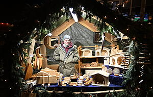 Dieter Morchner ist zum dritten Mal mit seinen Holzwaren auf dem Forchtenberger Weihnachtsmarkt. Ihn freut das große Angebot, das es hier gibt. Dieter Morchner ist zum dritten Mal mit seinen Holzwaren auf dem Forchtenberger Weihnachtsmarkt. Ihn freut das große Angebot, das es hier gibt.