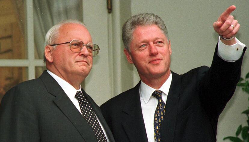 Roman Herzog 1997 als Bundespräsident mit dem US-Präsidenten Bill Clinton. Foto: dpa Roman Herzog 1997 als Bundespräsident mit dem US-Präsidenten Bill Clinton. Foto: dpa