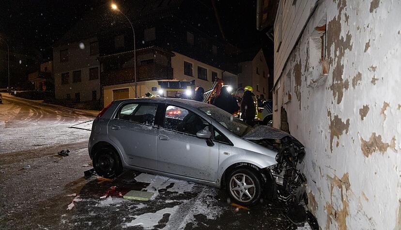 In Oberfranken war dieses Auto mit solcher Wucht gegen eine Hauswand gekracht, dass das leerstehende Geb&auml;ude jetzt mit einer St&uuml;tzkonstruktion gesichert werden muss.