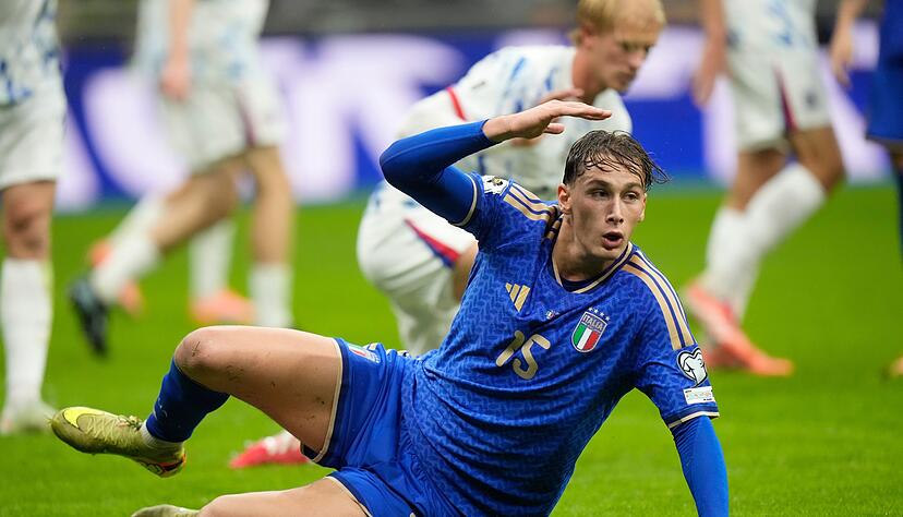 Italien mit Torschütze Pio Esposito muss in die Playoffs. Italien mit Torschütze Pio Esposito muss in die Playoffs.