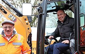 Hocherfreut: Karl Michael Nicklas (im Bagger) und Martin Herkommer.