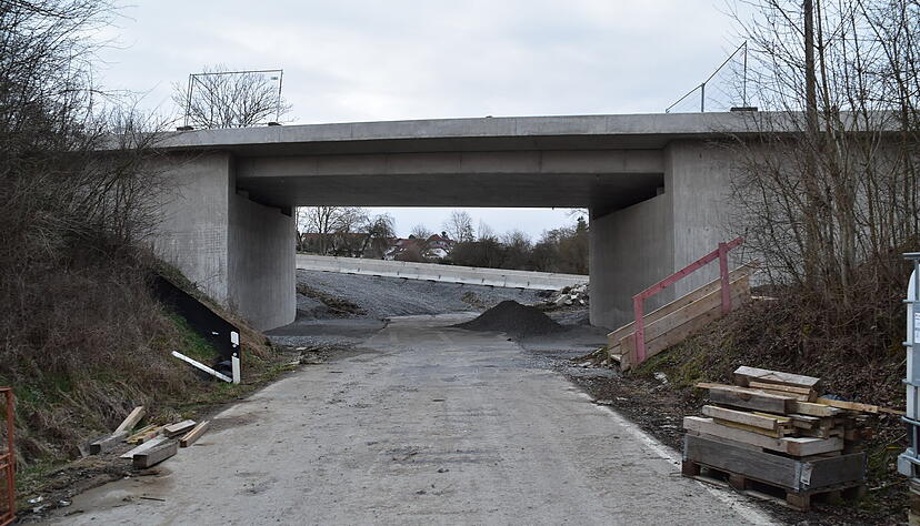 Die kleinere, n&ouml;rdliche Br&uuml;cke ist im Rohbau bereits fertig. Sie f&uuml;hrt &uuml;ber die Stra&szlig;e von Kupferzell in Richtung Ulrichsberg und F&uuml;&szlig;bach.