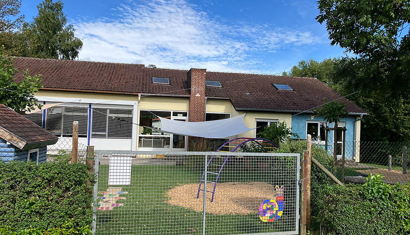 Der kirchliche Kindergarten in der Nähe der Sporthalle ist ebenfalls in die Jahre gekommen und hat Mängel.