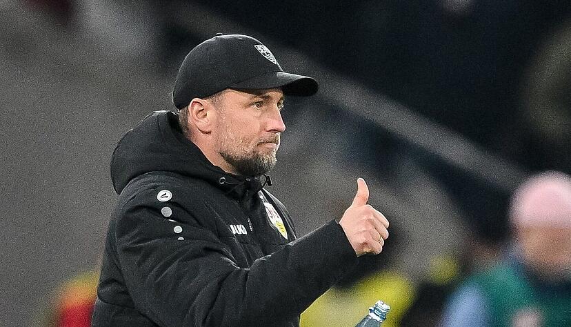 Gut gemacht: Trainer Sebastian Hoene&szlig; vom VfB Stuttgart reckt an der Seitenlinie den Daumen nach oben.