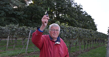 Alfred Henn gibt einen Schuss mit seiner Pistole ab.
Fotos: Julian Ruf