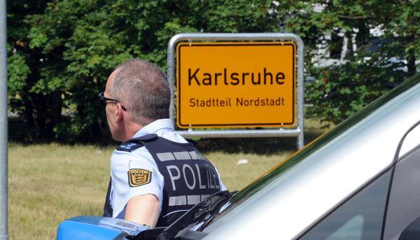 Vor dem Stadtteil Nordstadt in Karlsruhe stehen  Einsatzkräfte der Polizei.