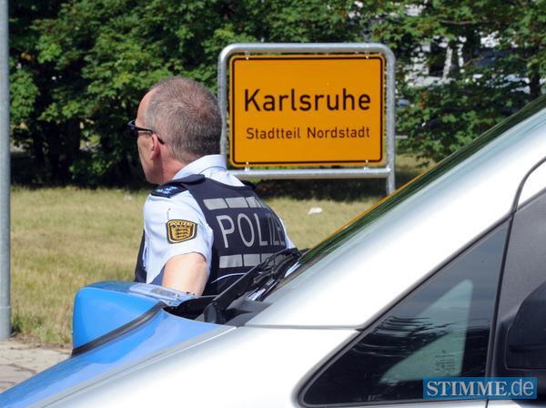 Vor dem Stadtteil Nordstadt in Karlsruhe stehen  Einsatzkräfte der Polizei.